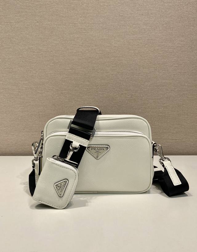 New 2Vh170 New Color This shoulder bag is made of Saffiano leather, and the simp