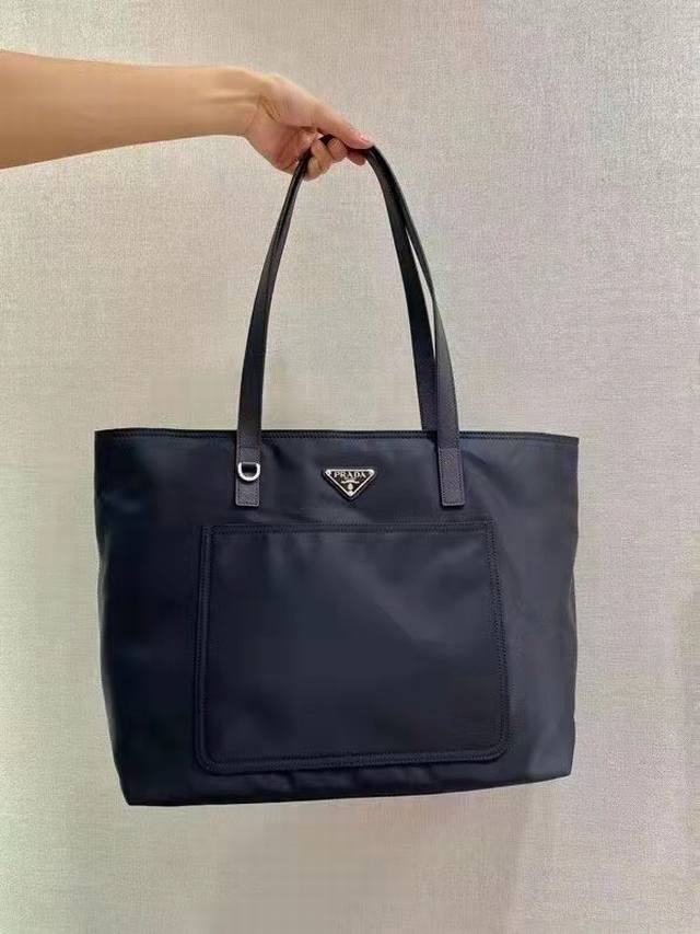 Tote Bag 1Bg052 This nylon tote bag combines fashion design and functionality, w
