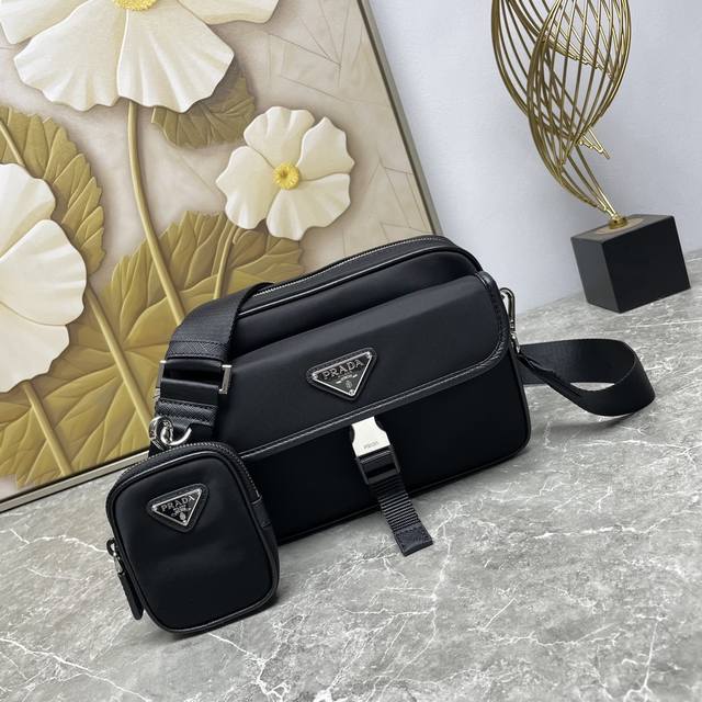 New messenger bag 2Vh133B black This messenger bag is made of imported nylon fab