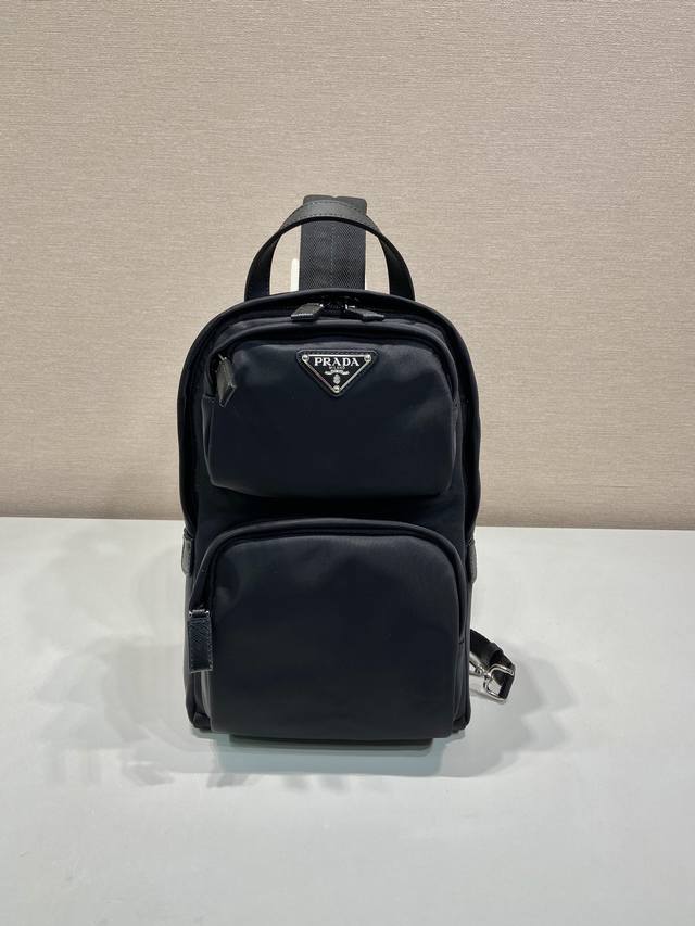 New chest bag 2Vz105 This Re-Nylon and Saffiano leather backpack presents a mode
