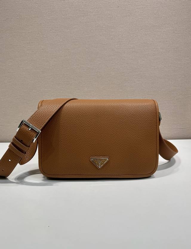 New messenger bag 2Vd075 This sophisticated and versatile shoulder bag features