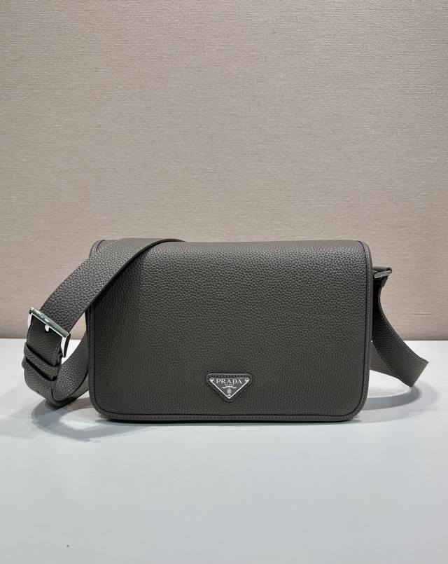 New messenger bag 2Vd075 This sophisticated and versatile shoulder bag features