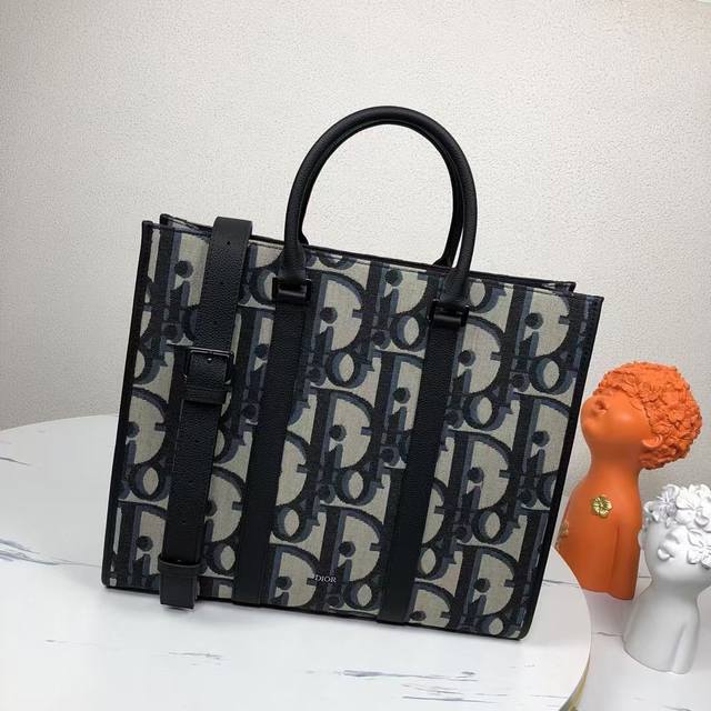 The highest version on the market, welcome to compare This East-West handbag is