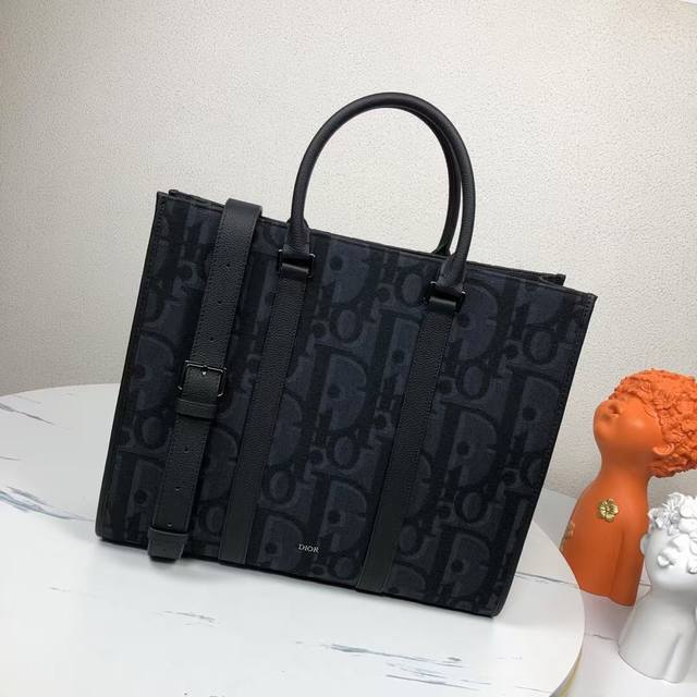The highest version on the market, welcome to compare. This East-West handbag is