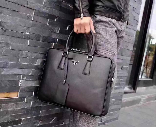 Model: 33040-5. Prada is the hottest model this year. The Prada European catwalk