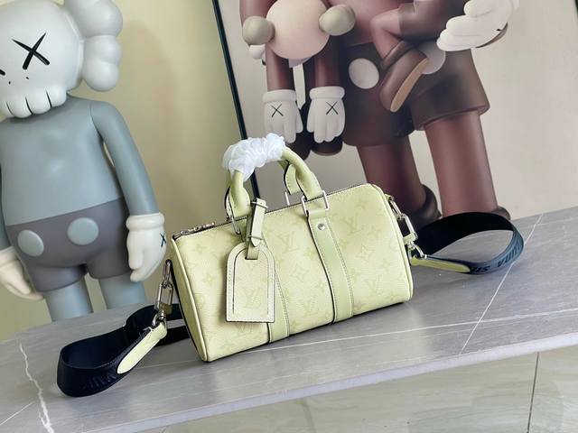 Top original M14078 Light Khaki Green Pillow Bag This Keepall 25 handbag is made
