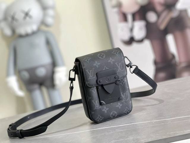 M81552 The new S-Lock Vertical Wearable Wallet is embossed with the iconic Monog