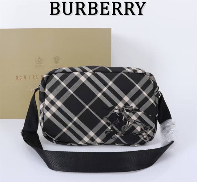 New arrival Bur's latest crossbody bag, decorated with fine Bur plaid. Decorated