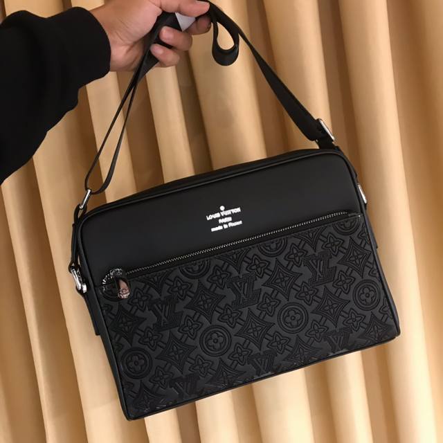 launches the hottest crossbody bag. Made of top-grade Italian imported cowhide,