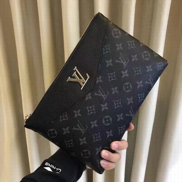 launches the hottest men's handbags. Made of top-grade Italian imported cowhide.