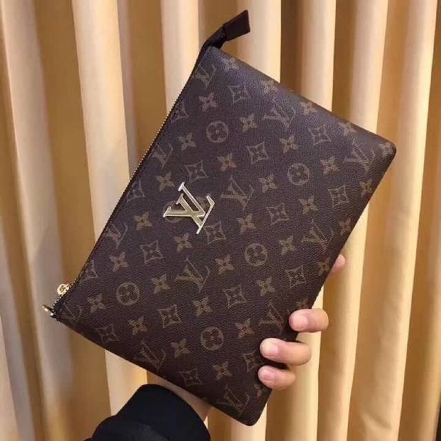 P The hottest new men's handbags are made of top-grade Italian imported cowhide.