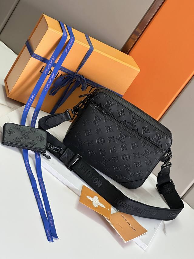Top-grade original development, all-steel hardware This Trio messenger bag is ma