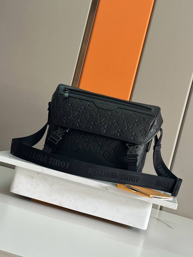 Original development: All steel Hardware Model: M25121 Black full leather emboss