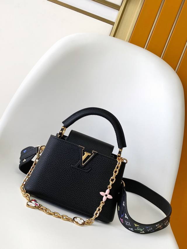 M13253 White M13878 Black Super Original Dynamic 163 This Capucines handbag is f