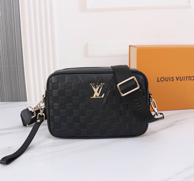 The latest Louis Vuitton messenger bag, imported top-grade original, comfortable