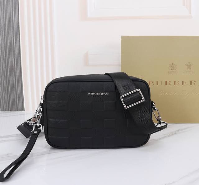 The latest Burberry crossbody bag, imported top-grade original, comfortable to t