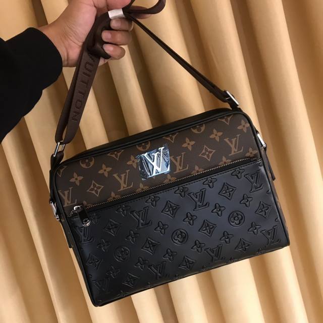 launches the hottest crossbody bag. Made of top-grade Italian imported cowhide,