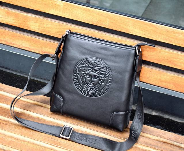 Versace Model: 020-2. Specifications: 25X27X5.5Cm. Same style men's messenger ba