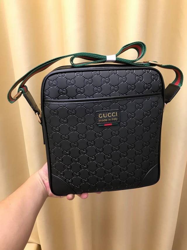 launches the hottest crossbody bag. Made of top-grade Italian imported cowhide,