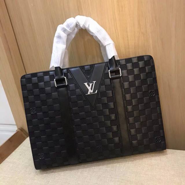 L Briefcase Briefcase new model Smooth leather trim and spacious interior, with