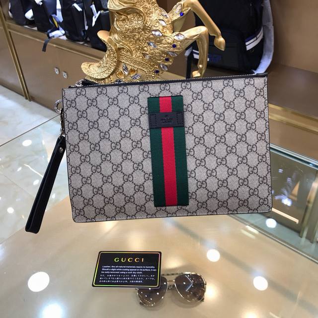 Gucci 's latest men's handbag, high-end quality fabric with imported scalp leath