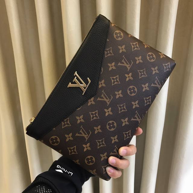 launches the hottest men's handbags. Made of top-grade Italian imported cowhide.