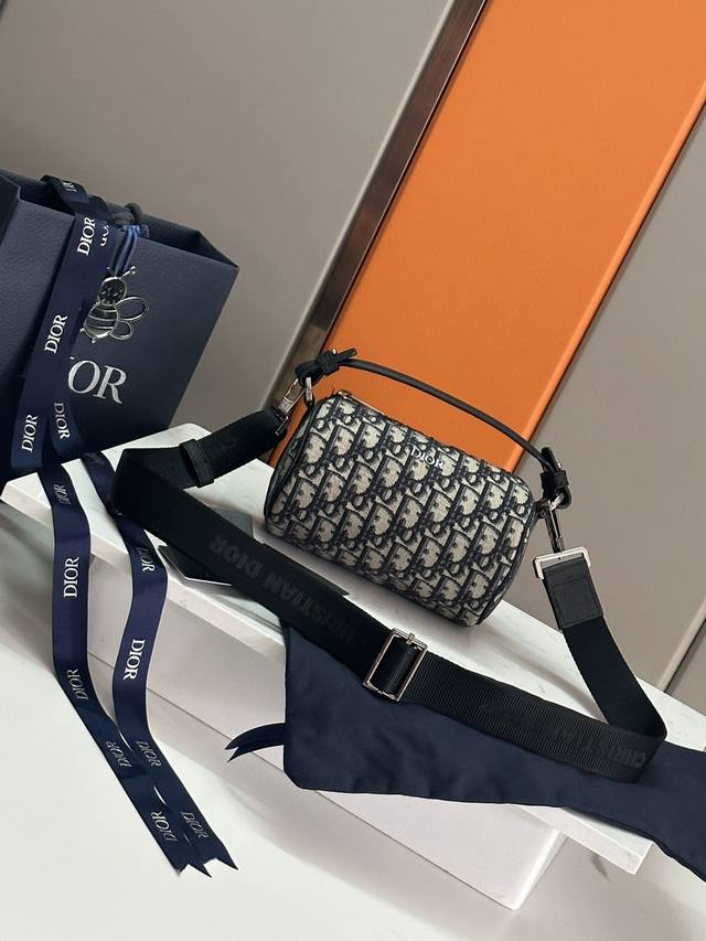 Di.Or Mini Roller Messenger Bag Reference: Cd:93312 A sleek and compact messenge