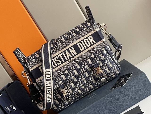 The latest monogram messenger bag M9021 Small size: 23X15X8Cm Large size: 28 X 2