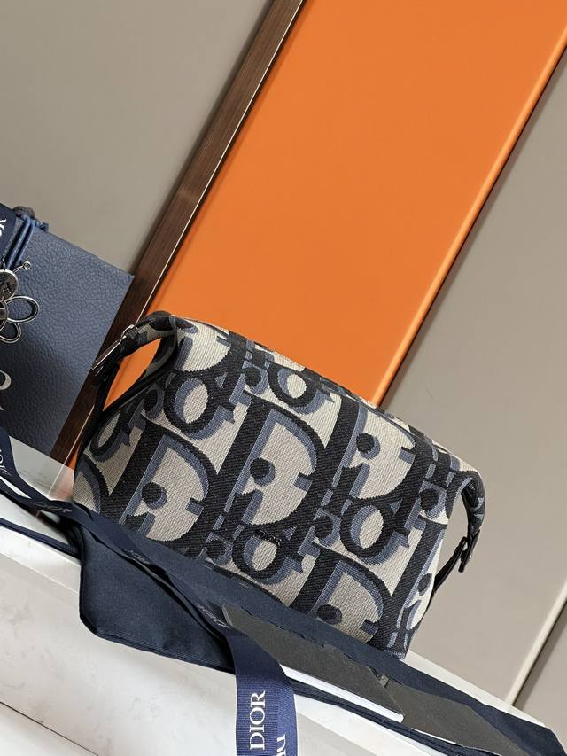 New to the Spring 2024 Men's Collection, this practical and elegant toiletry bag