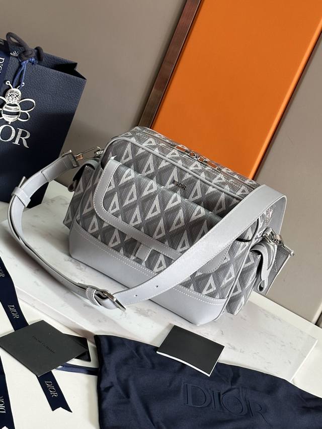 With boxNew for this season, the Dior Hit The Road messenger bag combines modern