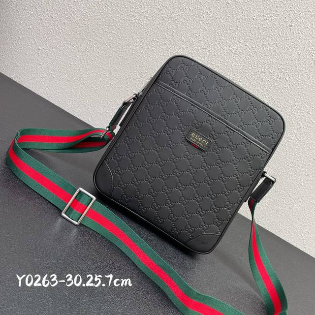 Crossbody Bag Made of top-grade Italian imported cowhide, with brand logo on sta