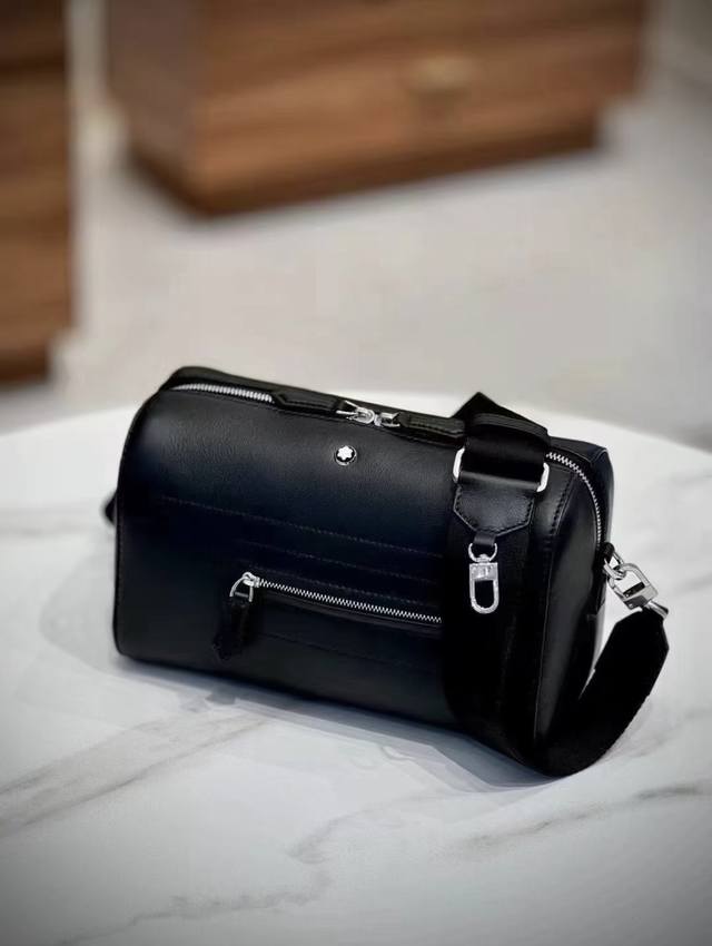 Montblanc Soft Leather Series Mailbox Bag Classic Black, draws inspiration from