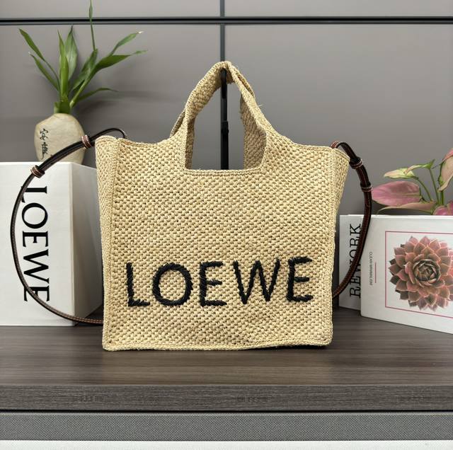 LowThe new medium raffia Font Tote is a rectangular bag with a contrasting Loe*W