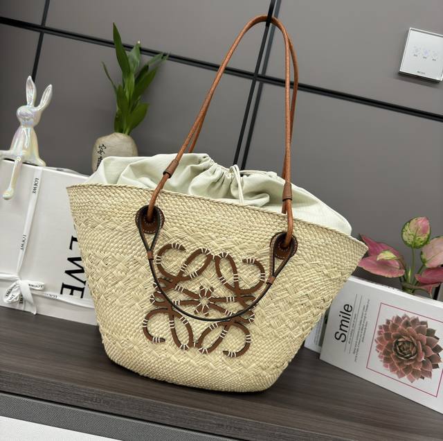 Low High Version Iraca Palm Fiber and Cow Leather Anagram Basket Bag*A tradition