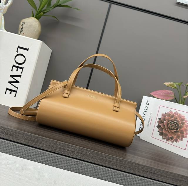 Low new cylindrical handbag This version is made of Nappa cowhide *Updated with