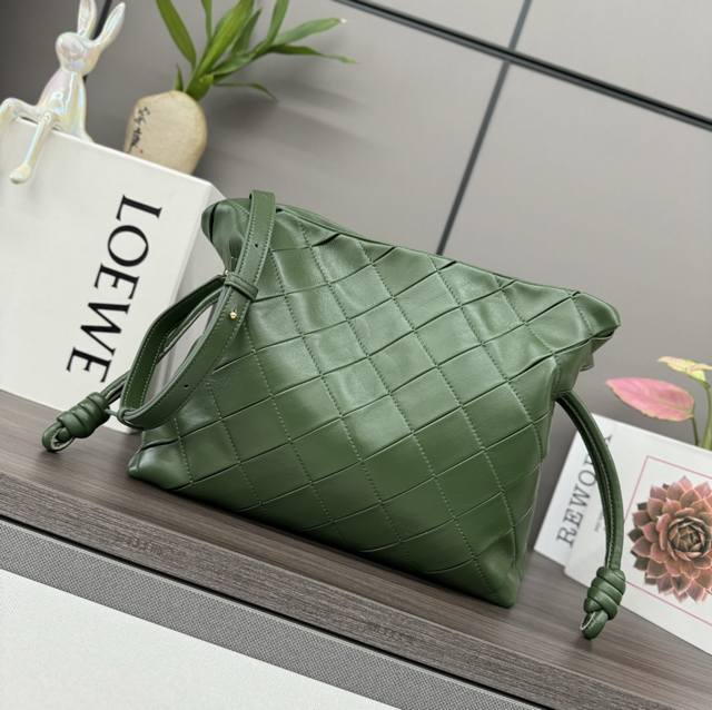 LowNew Medium Pleated Nappa Flamenco Lucky Bag ClutchIt is fastened with a draws