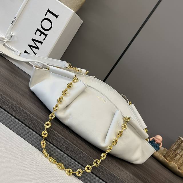 New Small Paseo Bag in Leather with Chain Exquisite workmanship Simple and elega