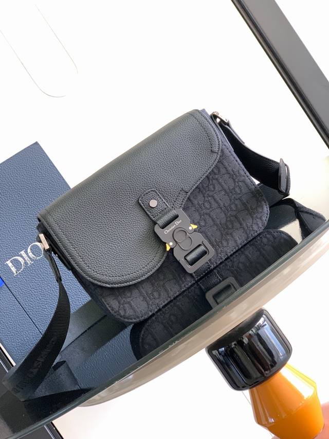 With box, top-quality original order. This saddle bag with shoulder strap is a n