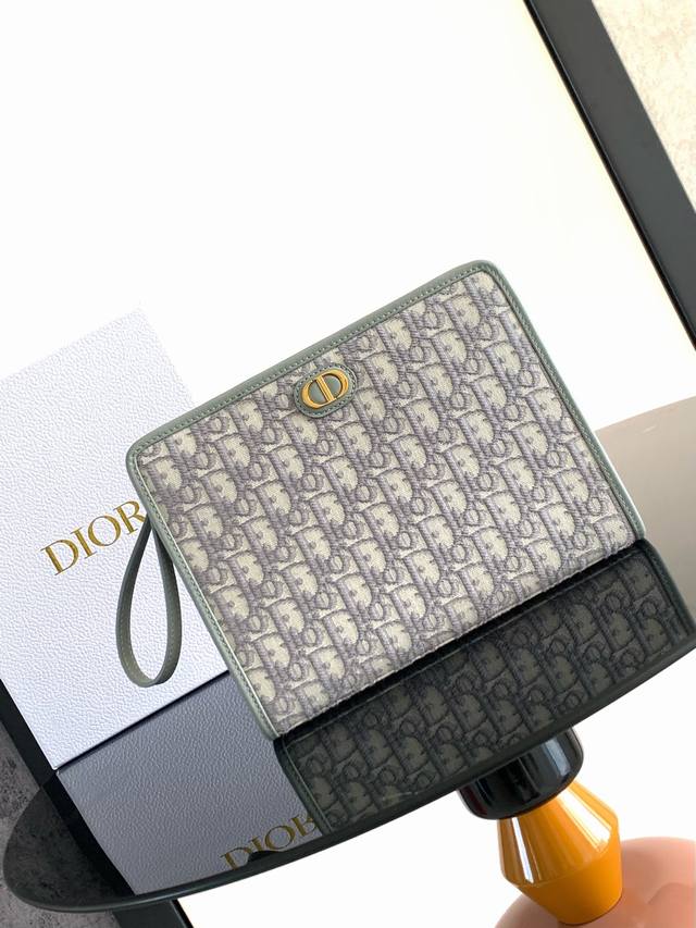 30 Montaigne Dea Clutch Dimensions: 26 x 20 x 7 cm Model S2107