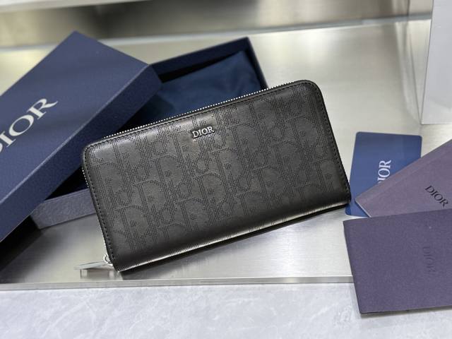 This long zip around wallet is understated yet elegant. Crafted from original ma