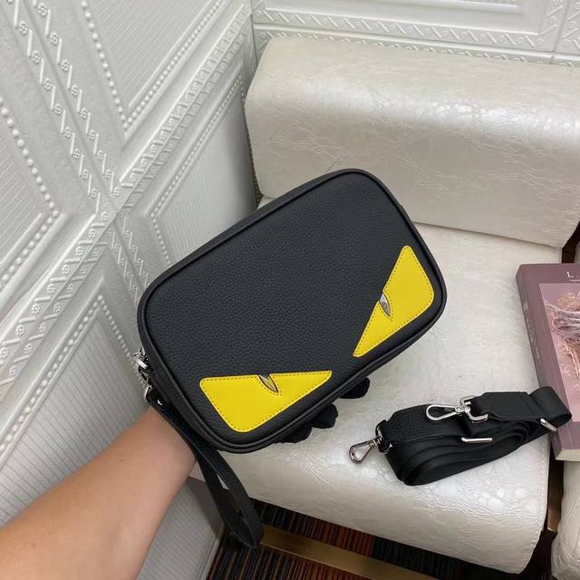 Size: 24-16-7 Color: Black Fendi-Fendi's latest small crossbody bag original qua