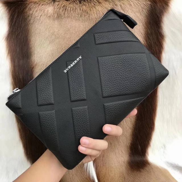 Burberry launches original quality first-layer cowhide men's handbags. Popular l