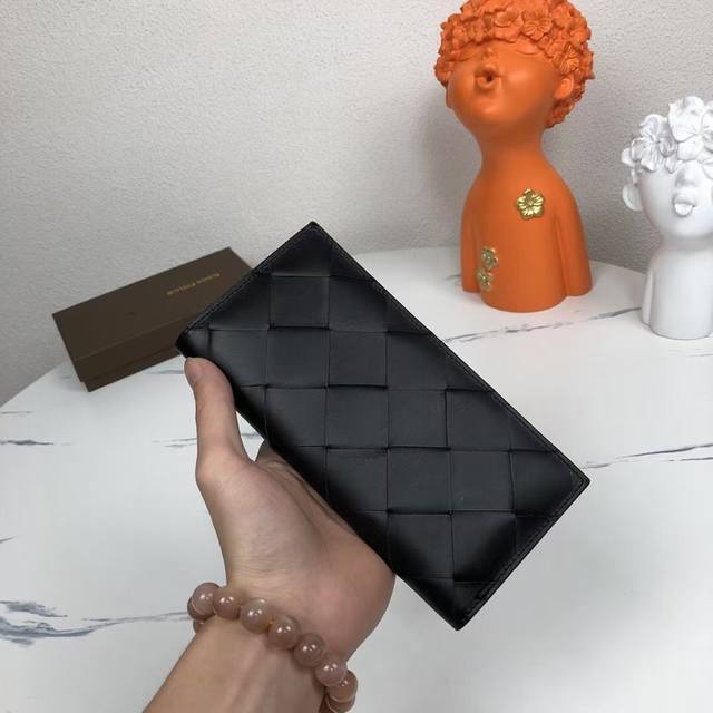 Bv woven wallet long version is made of top imported waxed cowhide, pure hand-wo