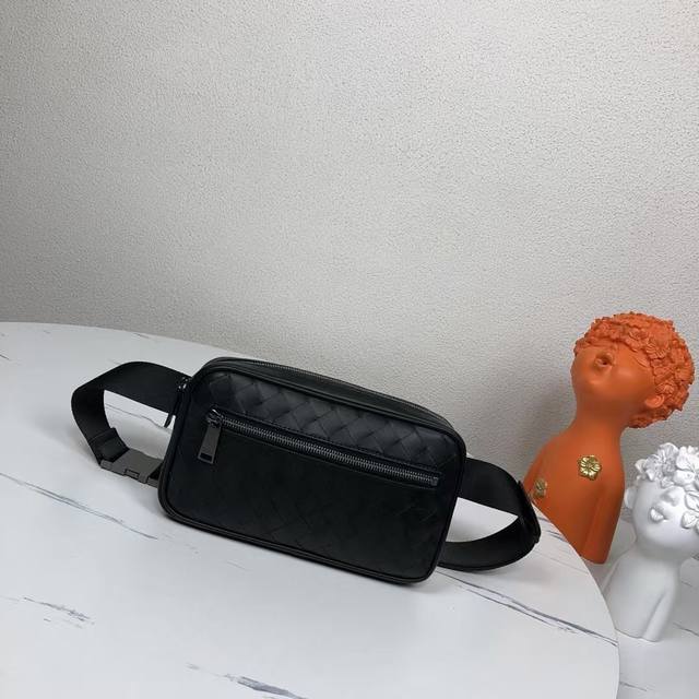 Bv New Braided Leather Small Waist Bag Linear waist bag, made of iconic Intrecci