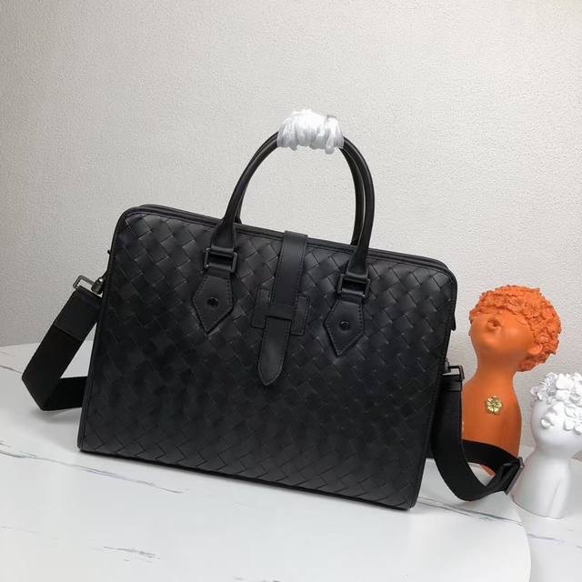 Bottega Venet men's top-level custom briefcase is well-known even without the lo