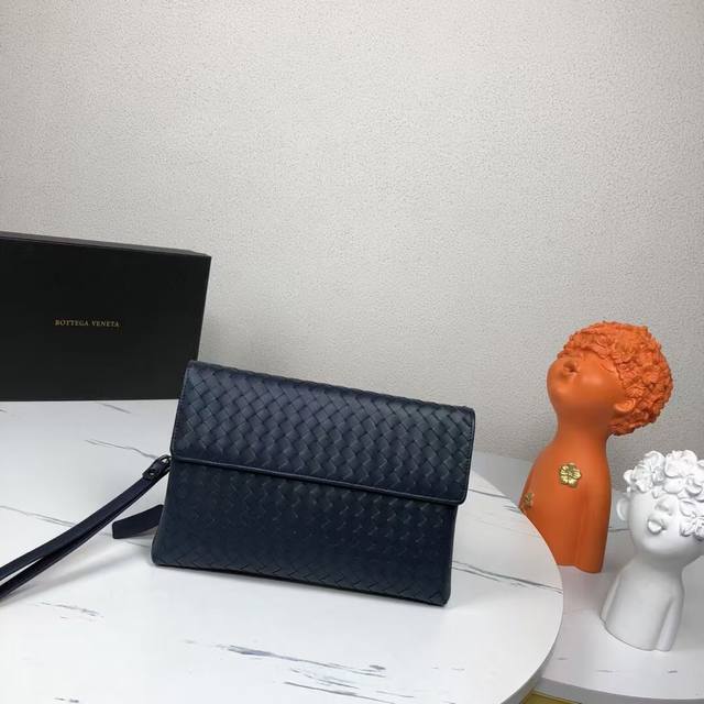 Bv casual clutch bag with box is made of imported waxed cowhide, with a unique d