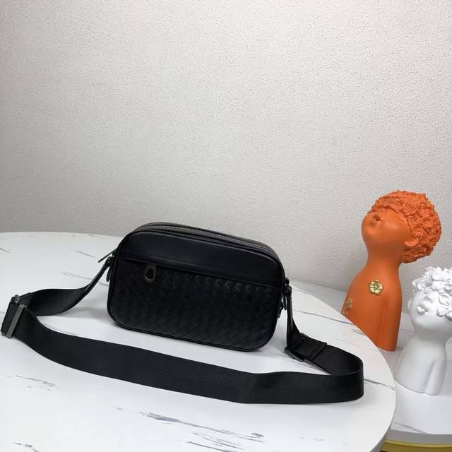 Bv latest men's messenger bag original quality official website synchronous use