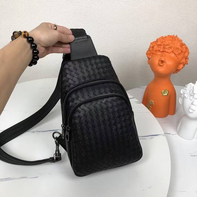 Bv men's chest bag, tends to be simple, leather is destined to be the focus, wit