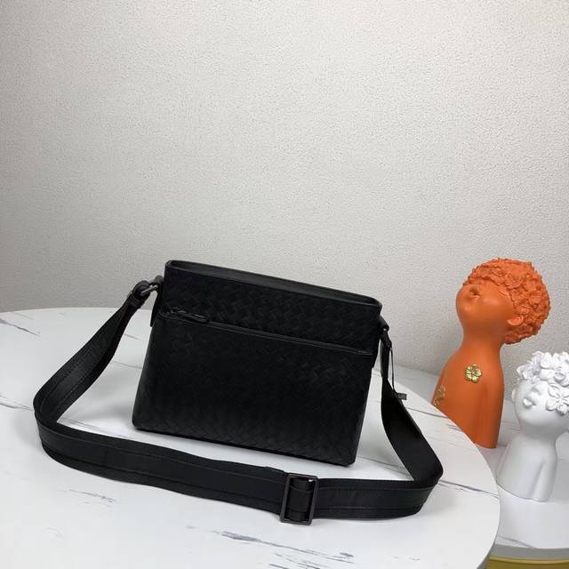 Bv The latest men's shoulder bag original quality official website uses top waxe
