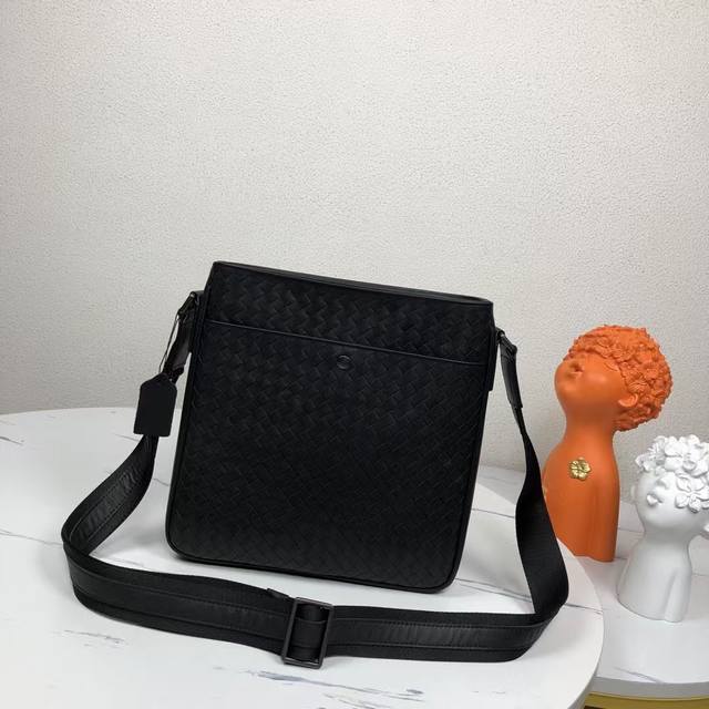 Bv The latest men's shoulder bag original quality official website uses top waxe